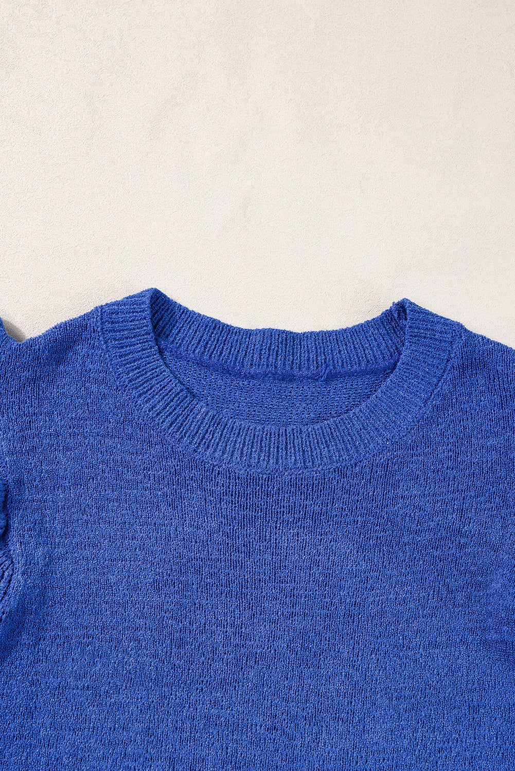 Dunkelblaues strickpullover-top mit rüschenärmeln