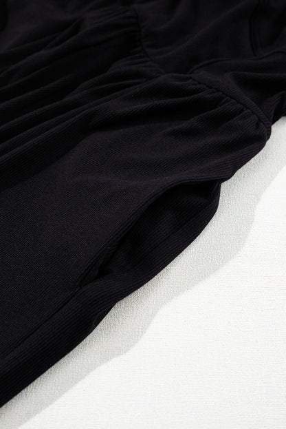 Schwarzer ärmelloser jumpsuit mit weitem bein und eingeschnürter taille