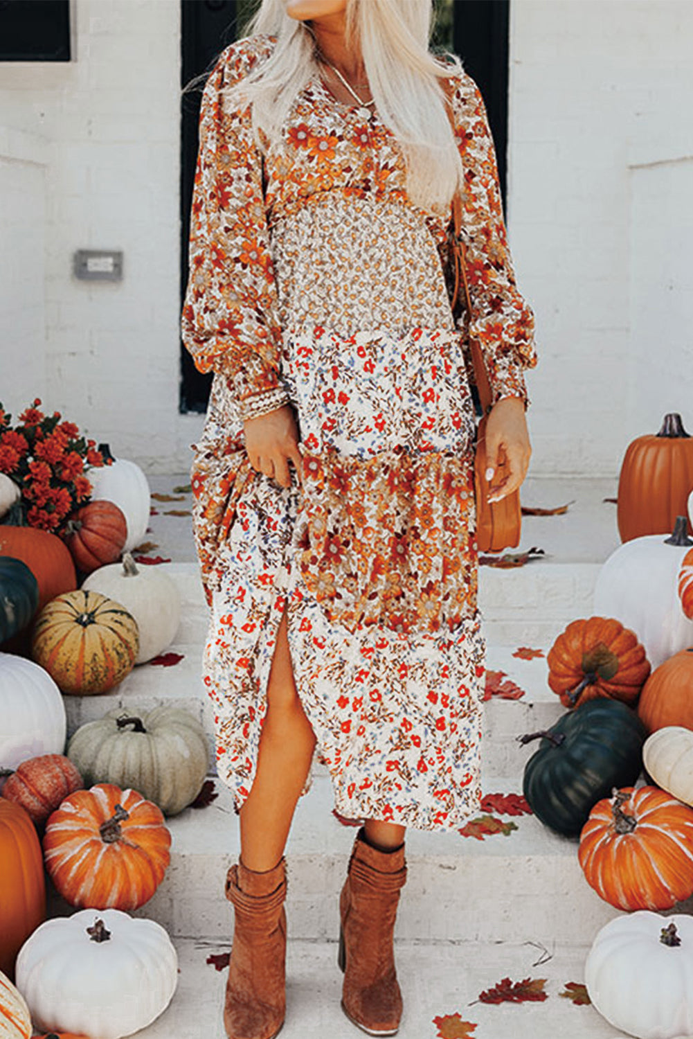 Khakifarbenes langarm-midikleid mit blumenmuster und gerafftem v-ausschnitt