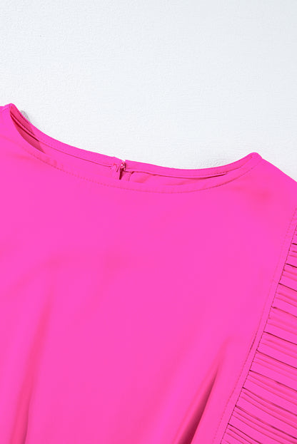 Leuchtend rosafarbenes, plissiertes, geflattertes minikleid