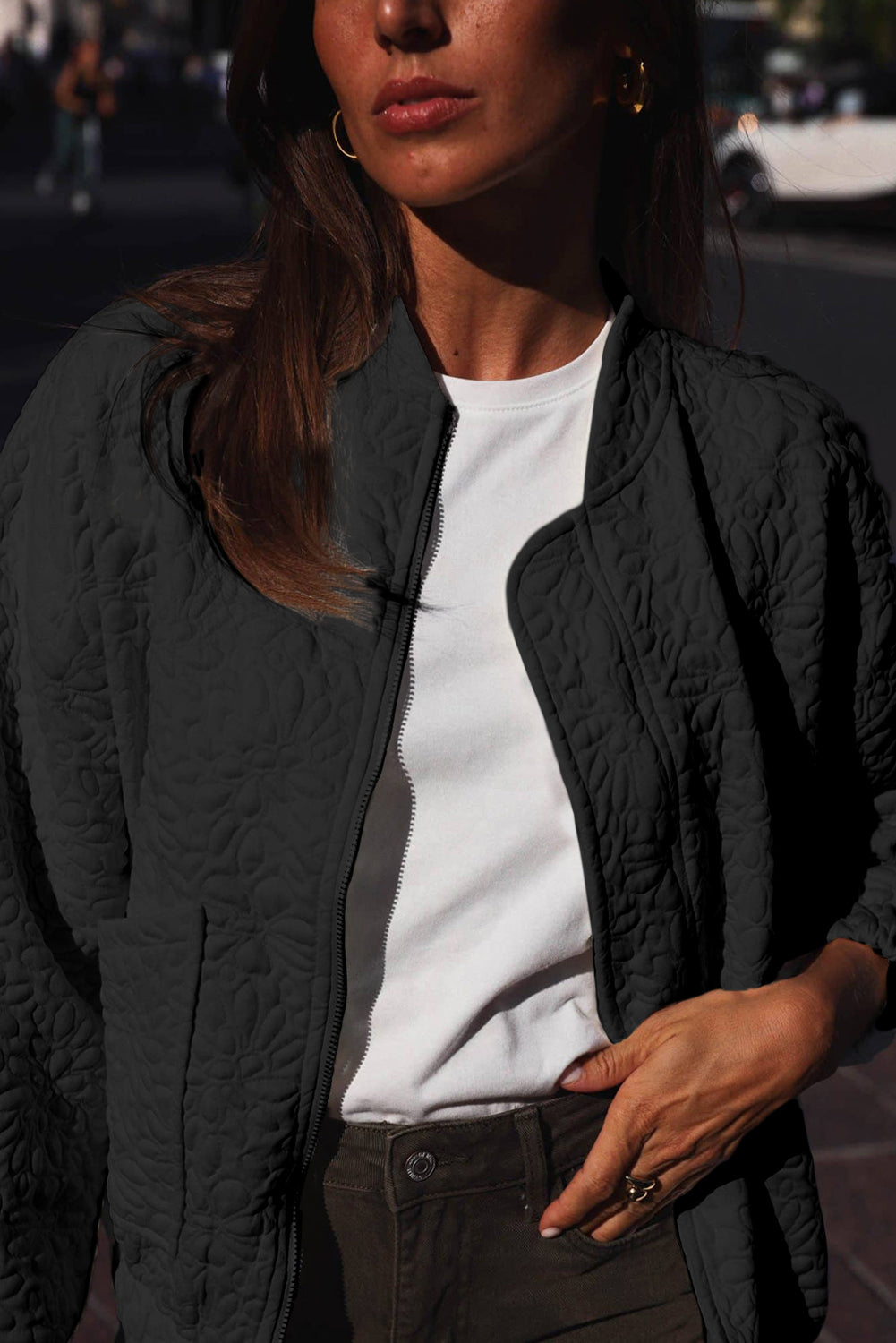 Schwarze gesteppte jacke mit blumenmuster