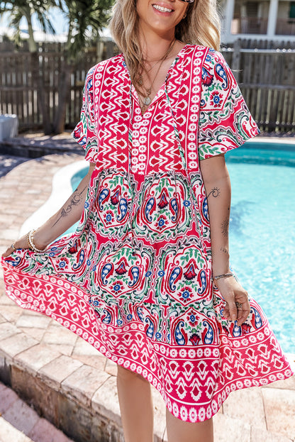 Rosa bohemian print krawattenausschnitt rüschensaum kurzes kleid