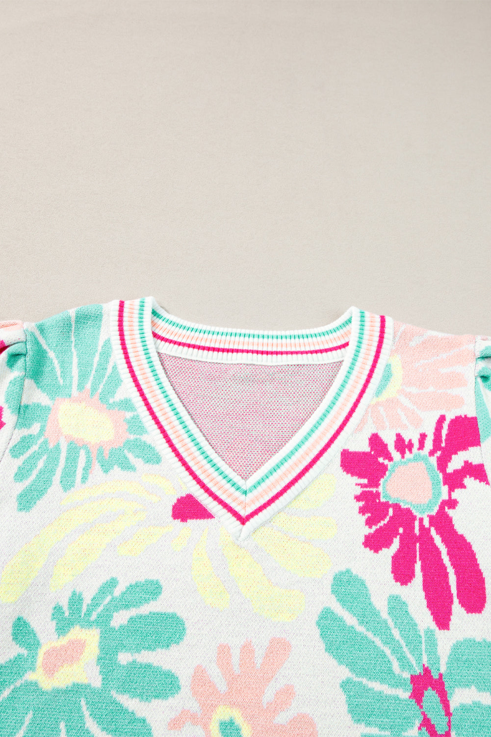 Mehrfarbig floral print v-ausschnitt kurzarm pullover