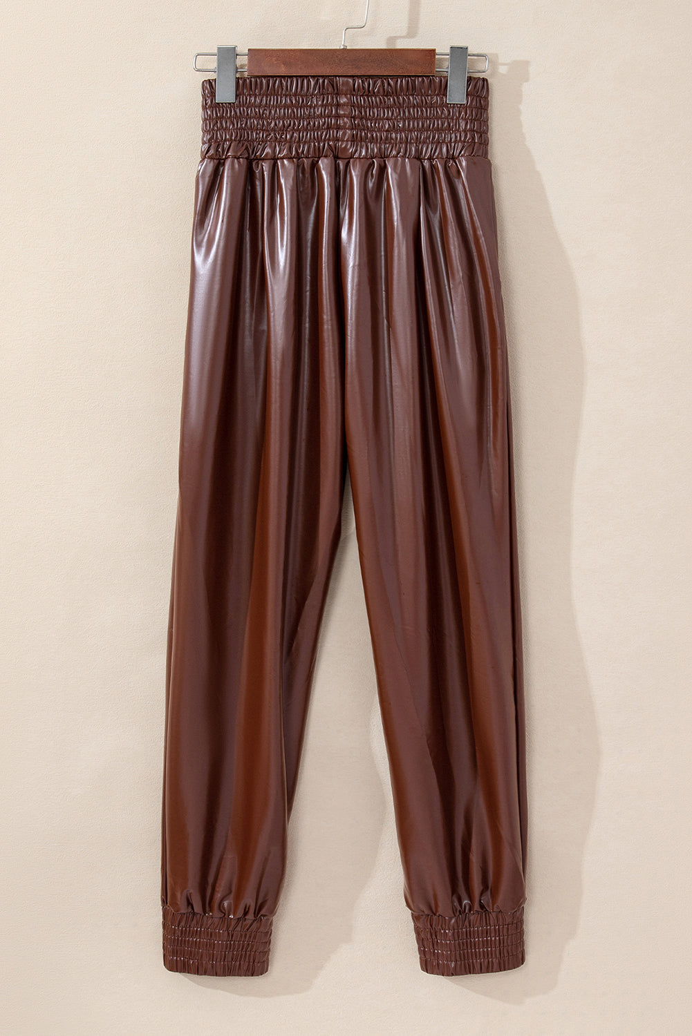 Braune gesmokte leder-skinny-hose mit hoher taille