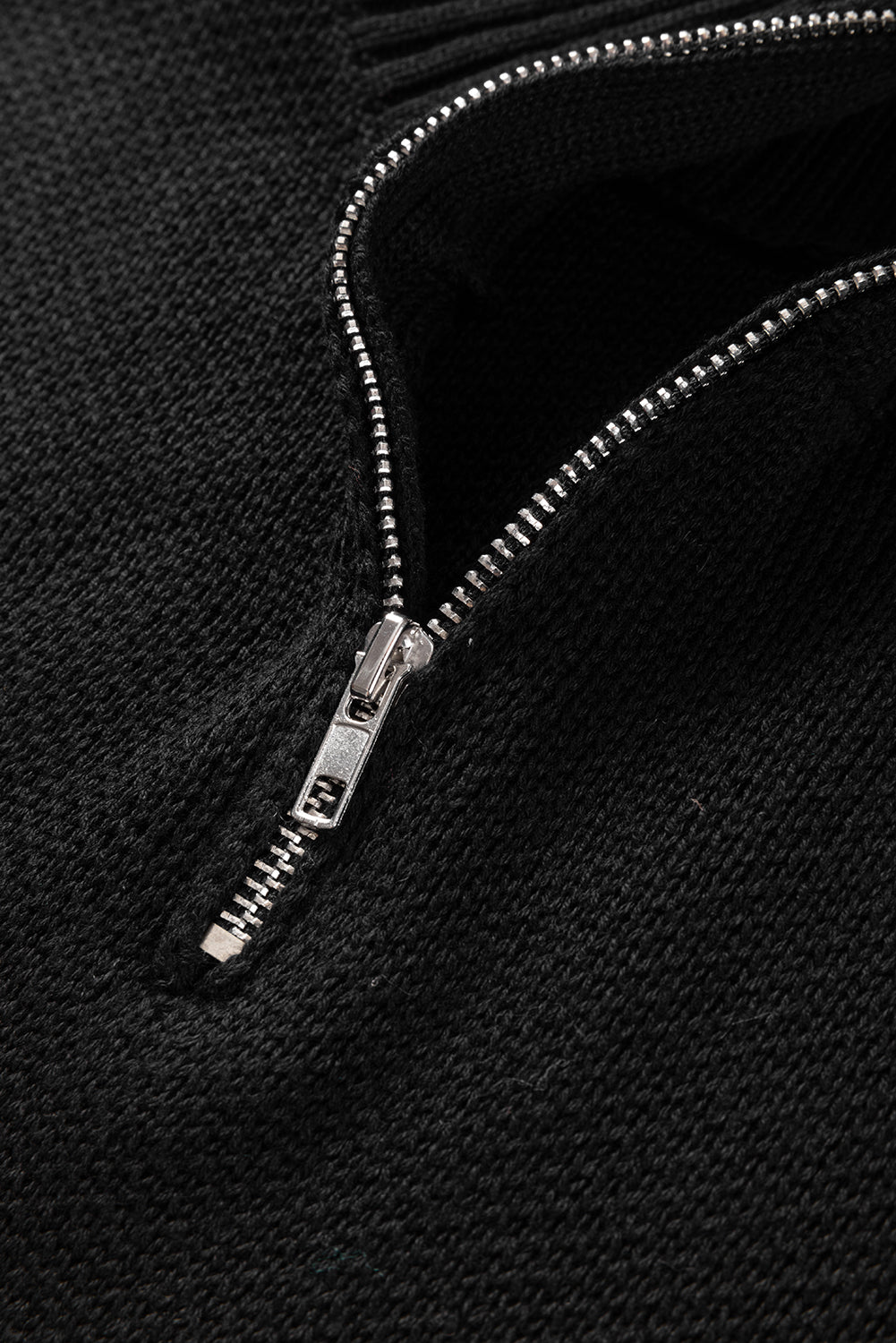 Schwarzer quarter zip pullover mit kurzen fledermausärmeln