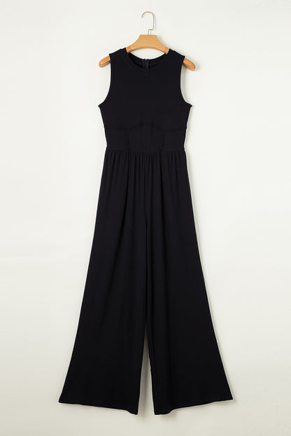 Schwarzer ärmelloser jumpsuit mit weitem bein und eingeschnürter taille