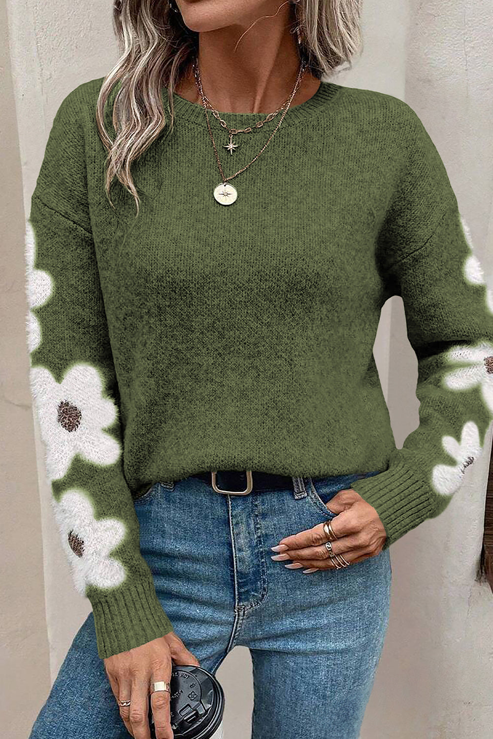 Moosgrüner pullover mit blumenärmeln und hängeschultern