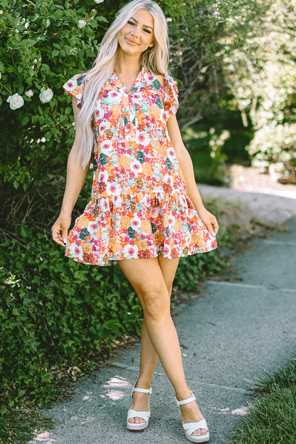 Lila kleid mit geteiltem ausschnitt und flatterärmeln mit blumendruck