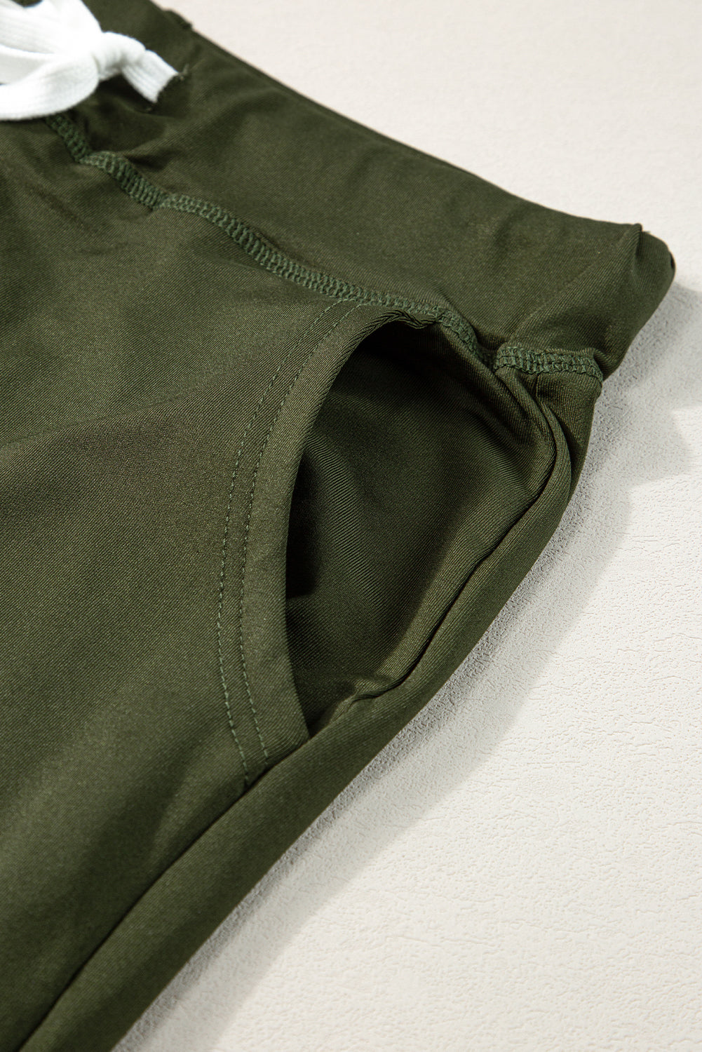 Moosgrüne jogginghose mit kordelzug an der taille
