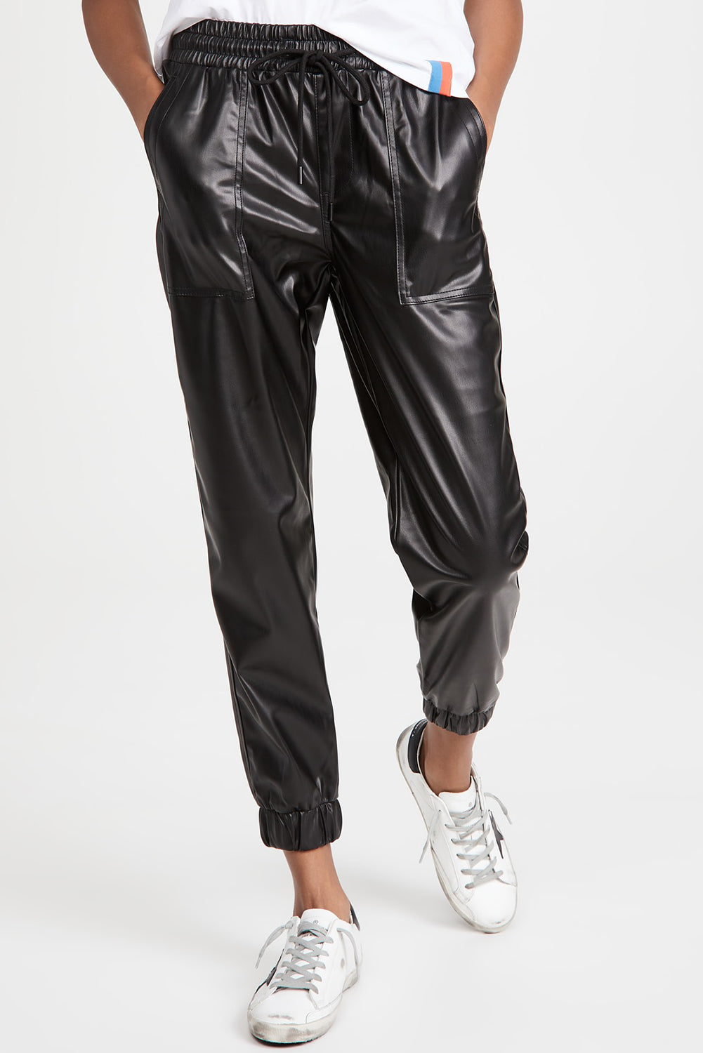 Schwarze kunstleder-jogginghose mit gesmokter taille und kordelzug