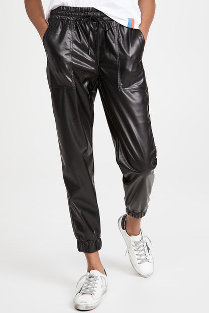 Schwarze kunstleder-jogginghose mit gesmokter taille und kordelzug