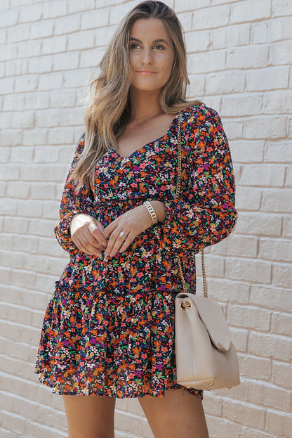 Langärmeliges kleid mit blumenmuster und v-ausschnitt