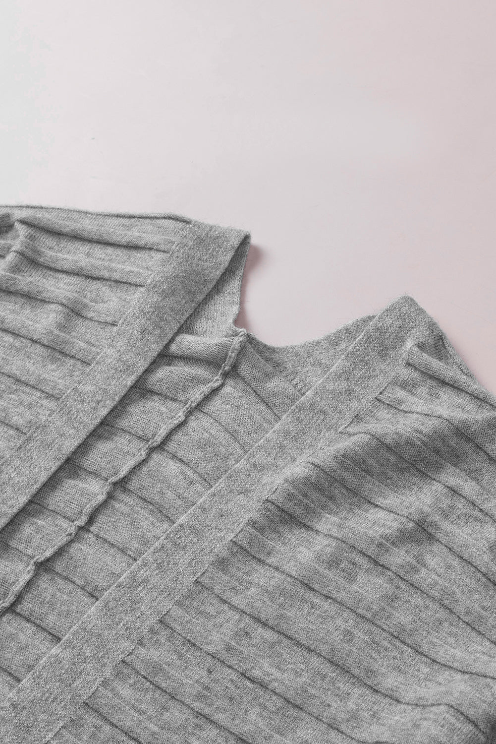 Grauer gerippter strickcardigan mit offener vorderseite