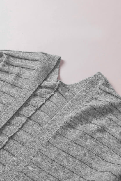 Grauer gerippter strickcardigan mit offener vorderseite