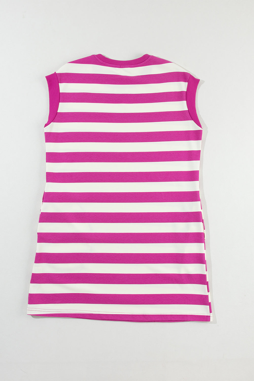 Rosa gestreiftes Shift-T-Shirt-Kleid mit Ärmel und Taschen