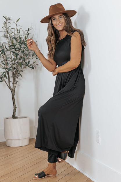 Schwarzer jumpsuit mit weitem bein und offenem rücken
