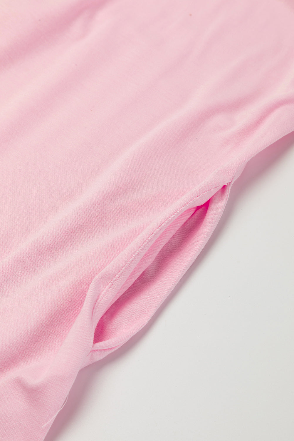 Rosa v-ausschnitt mit versteckten taschenschlitzen maxi-t-shirt-kleid