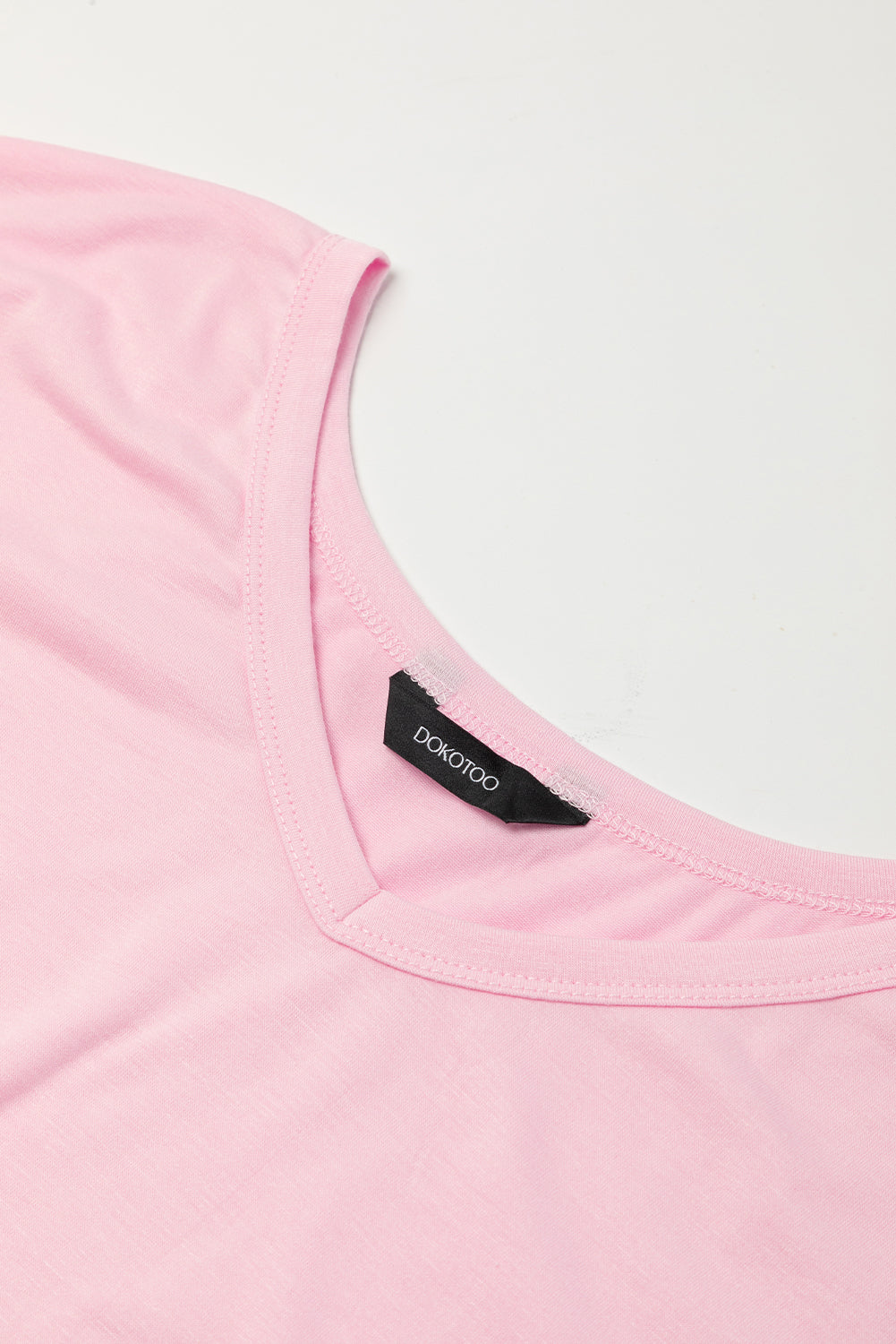 Rosa v-ausschnitt mit versteckten taschenschlitzen maxi-t-shirt-kleid