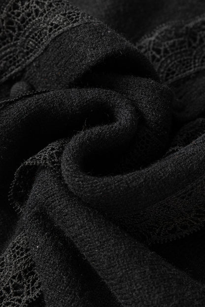 Schwarze strickjacke mit spitzenbesatz und geripptem rundhalsausschnitt und knopfleiste