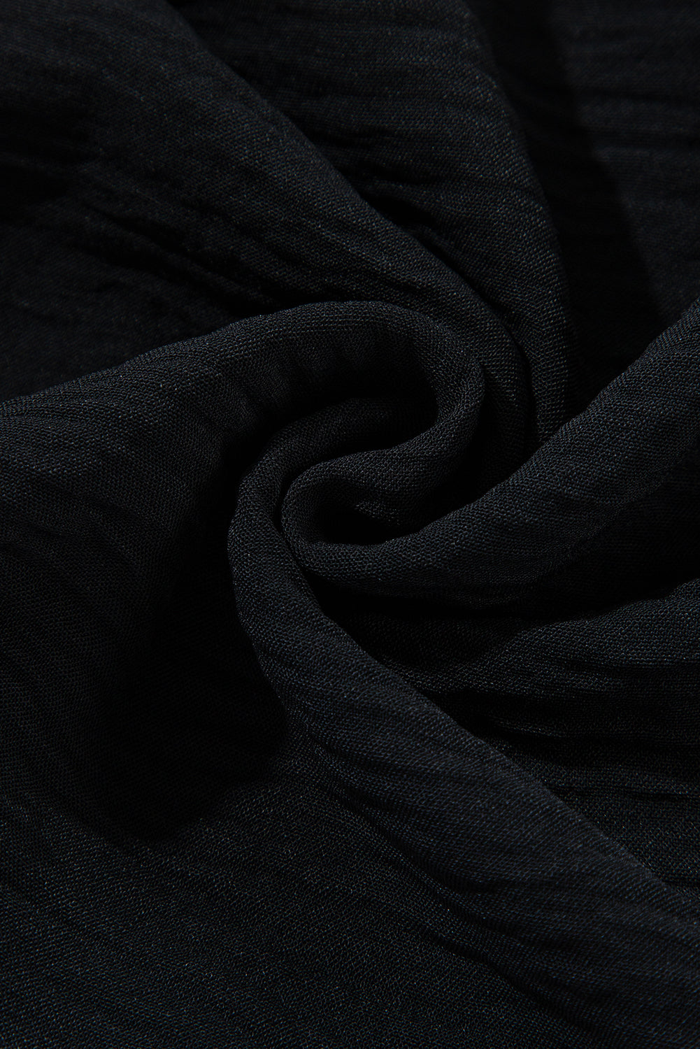 Schwarzes rückenfreies, gestuftes Maxikleid mit Crossover-Rückenausschnitt