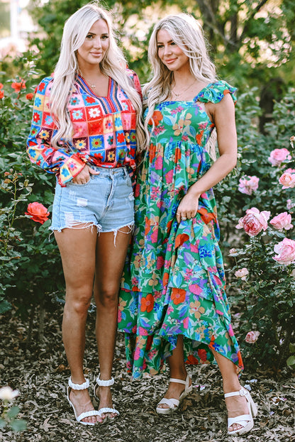 Grünes ärmelloses maxikleid mit blumendruck und rüschenbesatz