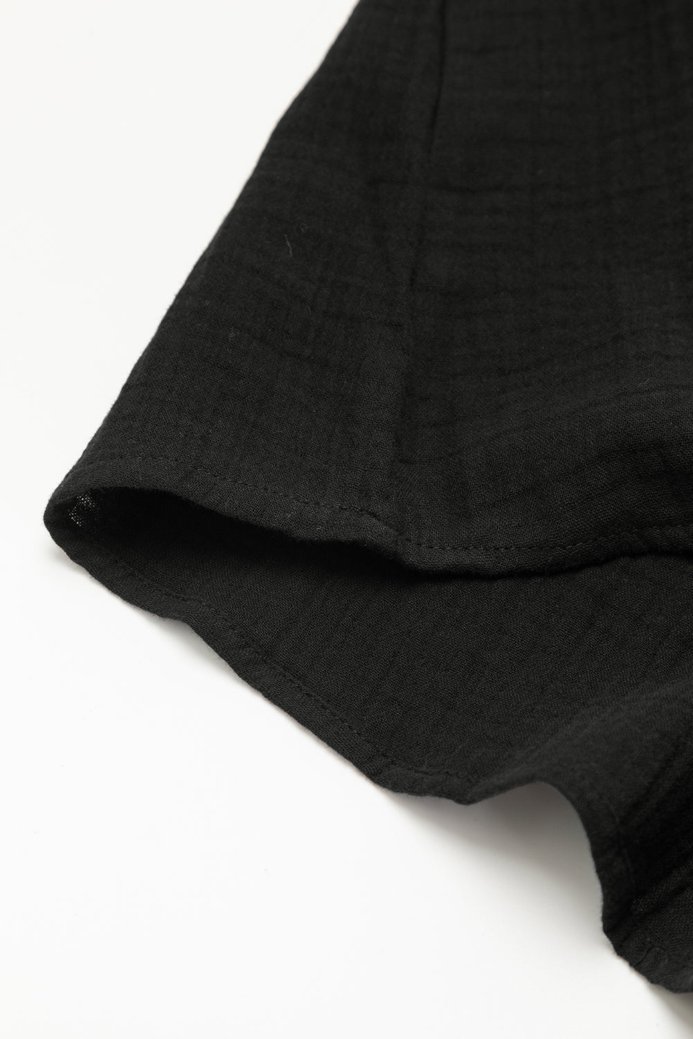 Schwarzes gefaltetes minikleid mit kurzen ärmeln und v-ausschnitt
