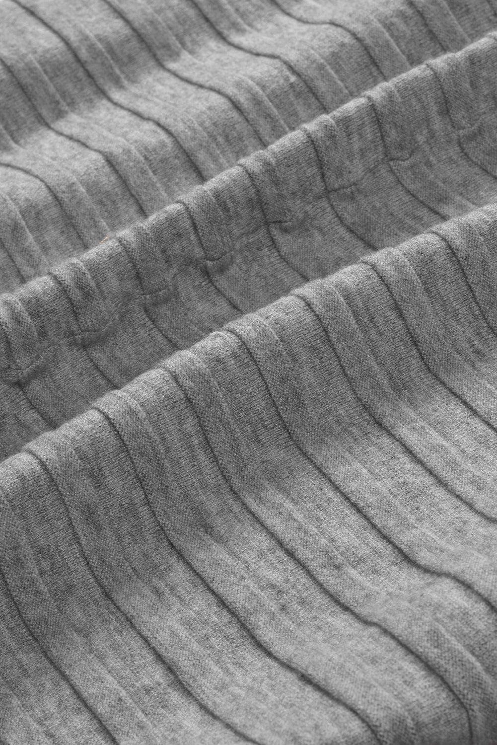 Grauer gerippter strickcardigan mit offener vorderseite