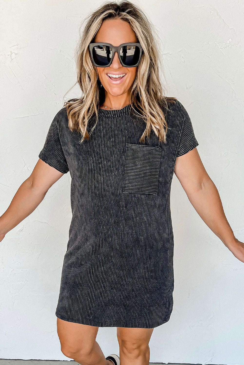Graues gestreiftes rippenstrick-t-shirt-shiftkleid
