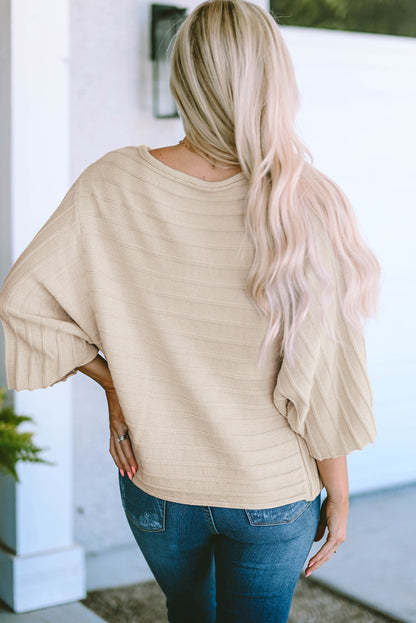 Aprikosenfarbener rippenstrickpullover mit offener naht