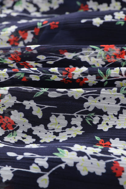 Blaues kleid mit rüschenbesatz und offenem rücken mit blumenmuster