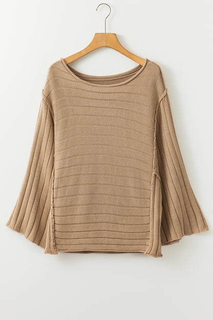 Braunes rippenstrick-dolman-top mit offener naht