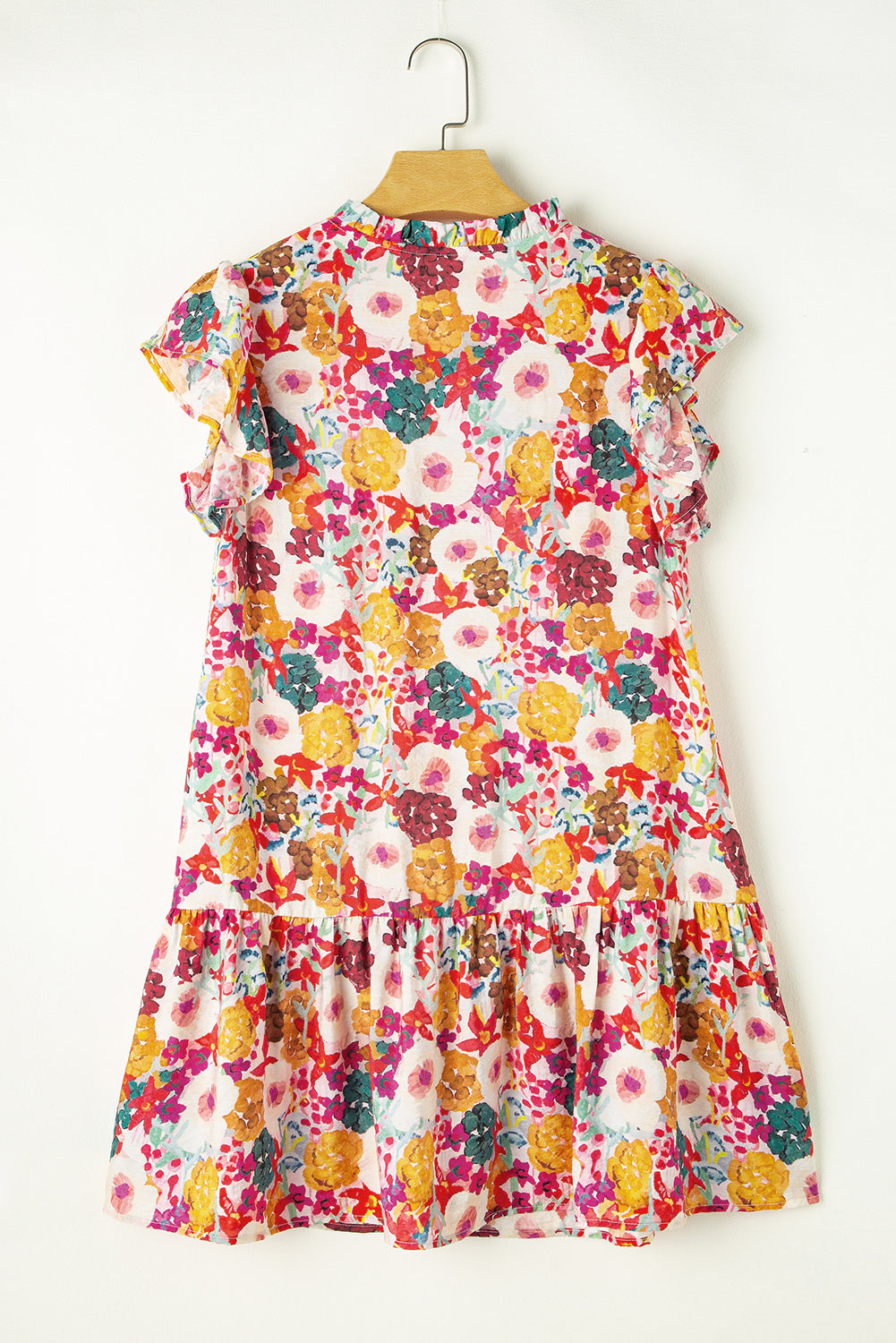 Lila kleid mit geteiltem ausschnitt und flatterärmeln mit blumendruck