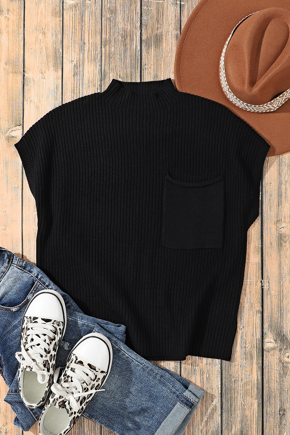 Schwarzer kurzarmpullover mit aufgesetzten taschen aus rippenstrick