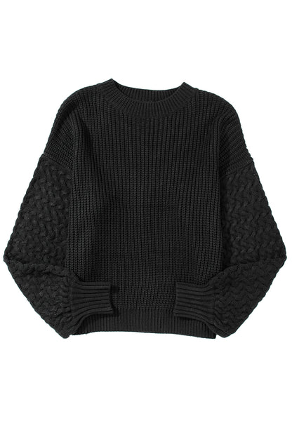 Schwarzer pullover mit zopfstrickärmeln und hängeschultern