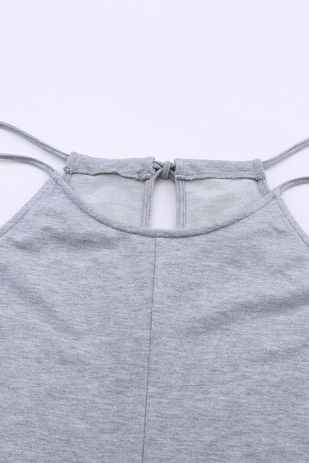 Grauer spaghetti-träger-overall mit aufgesetzten taschen und weitem bein