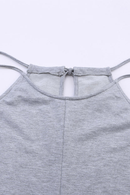 Grauer spaghetti-träger-overall mit aufgesetzten taschen und weitem bein