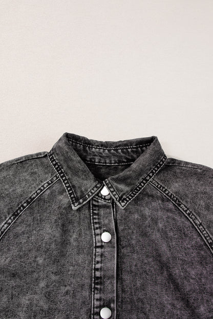 Mittelgraues Mineralwaschung gerafftes Kurzarm-Denimkleid mit Knöpfen