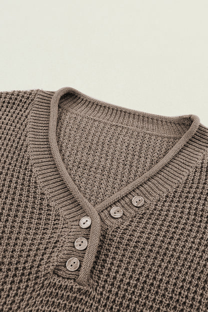 Khakifarbener pointelle-strickpullover mit v-ausschnitt und überschnittenen schultern