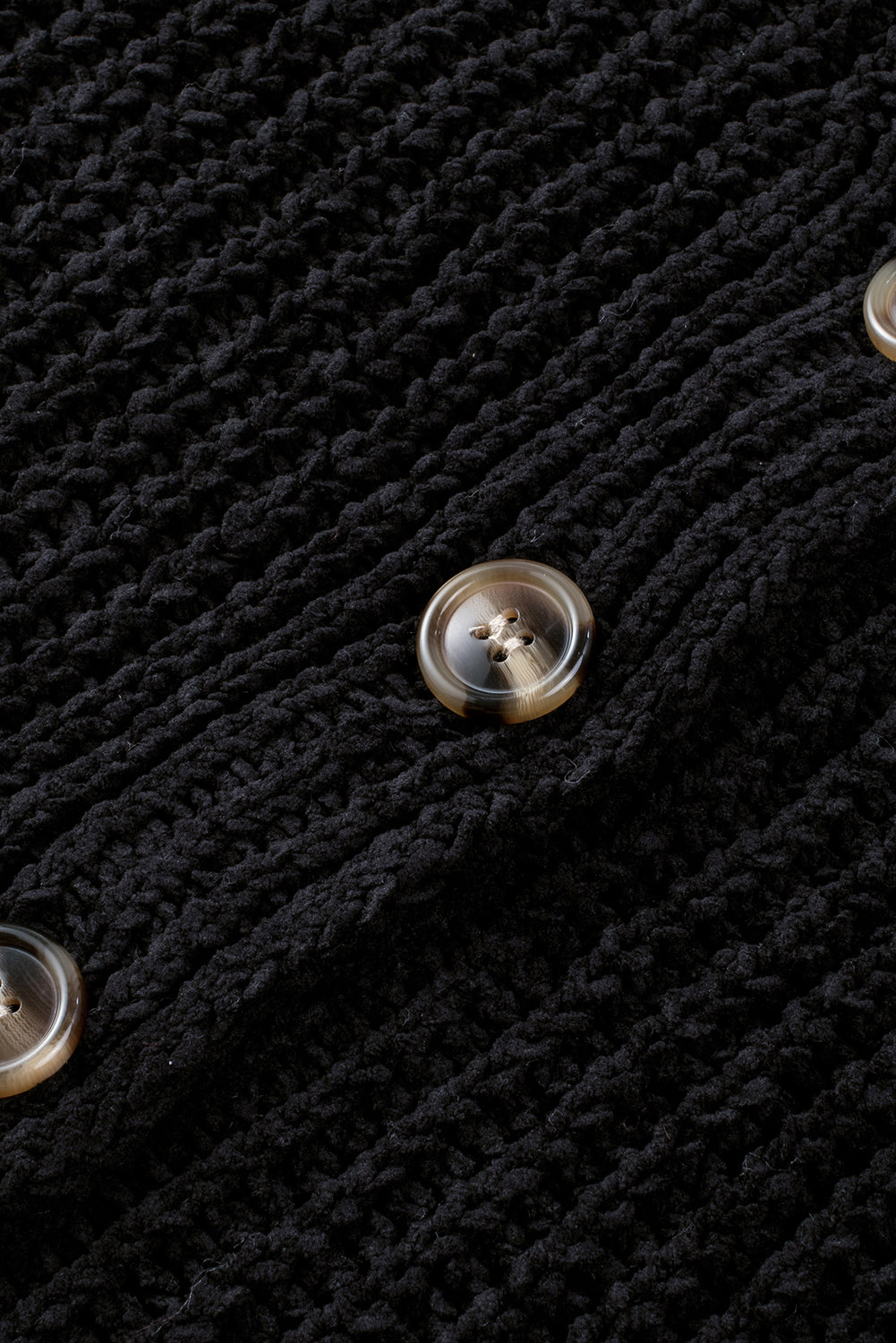 Schwarzer strickcardigan mit knöpfen an der vorderseite und hängeschultern