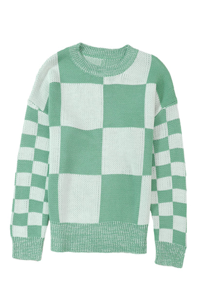 Mintgrüner pullover mit karomuster und schultertaschen