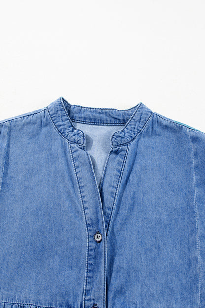 Himmelblaues Chambray-Kleid mit gerafften 3/4-Ärmeln und geschlitztem V-Ausschnitt