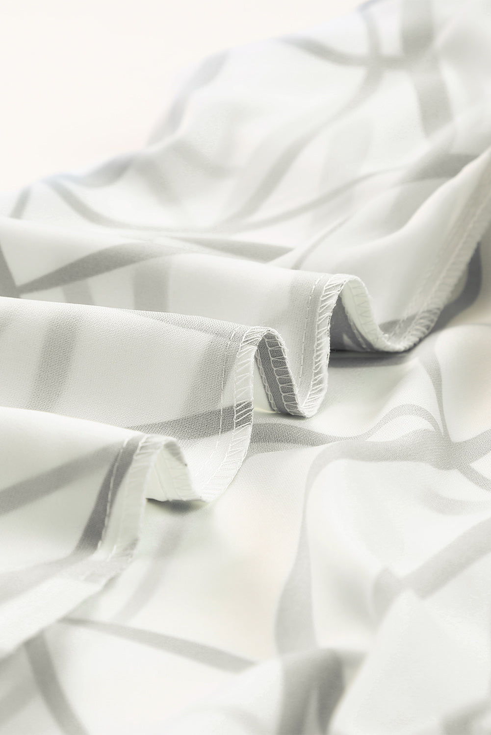 Weißes maxikleid mit abstraktem venenmuster und gerafftem ausschnitt