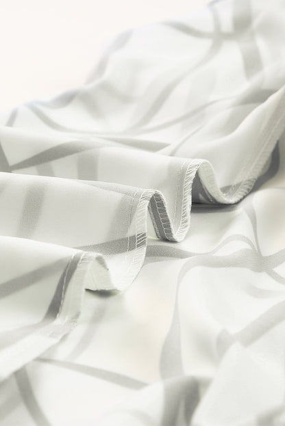 Weißes maxikleid mit abstraktem venenmuster und gerafftem ausschnitt