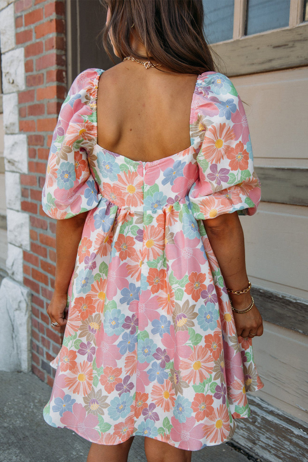 Rosa geblümtes Sommer-Babydoll-Kleid mit quadratischem Ausschnitt und Puffärmeln