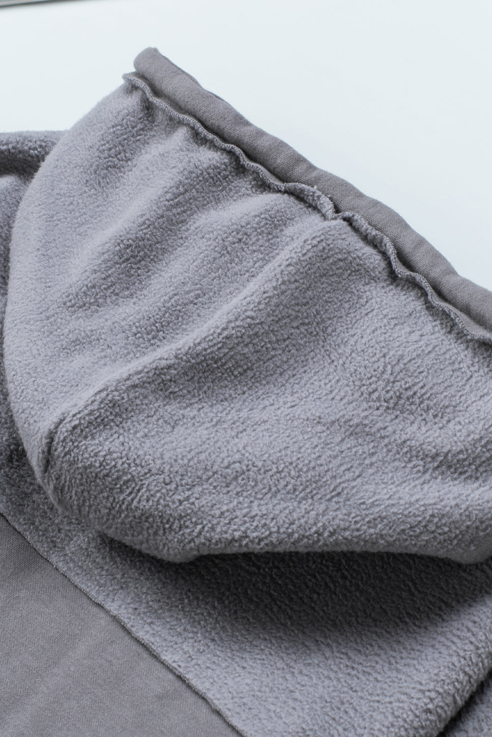 Graue klappentasche mit kordelzug kapuze zip up jacke