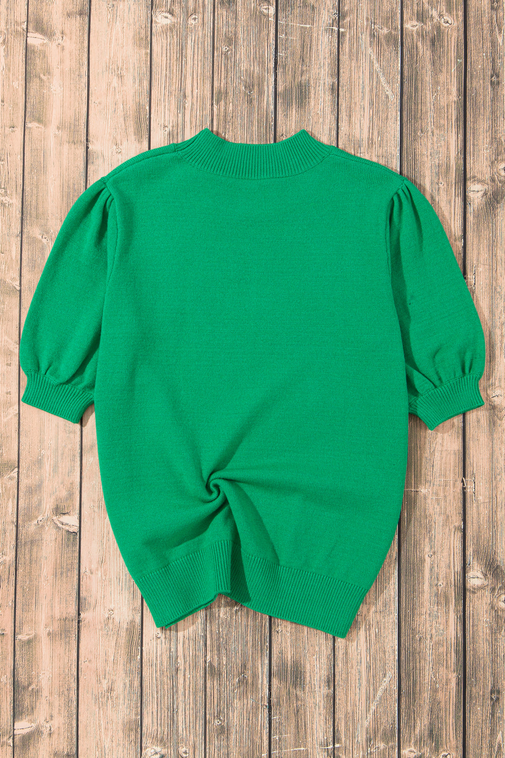 Leuchtend grüner, geblümter kurzarmpullover mit blasen