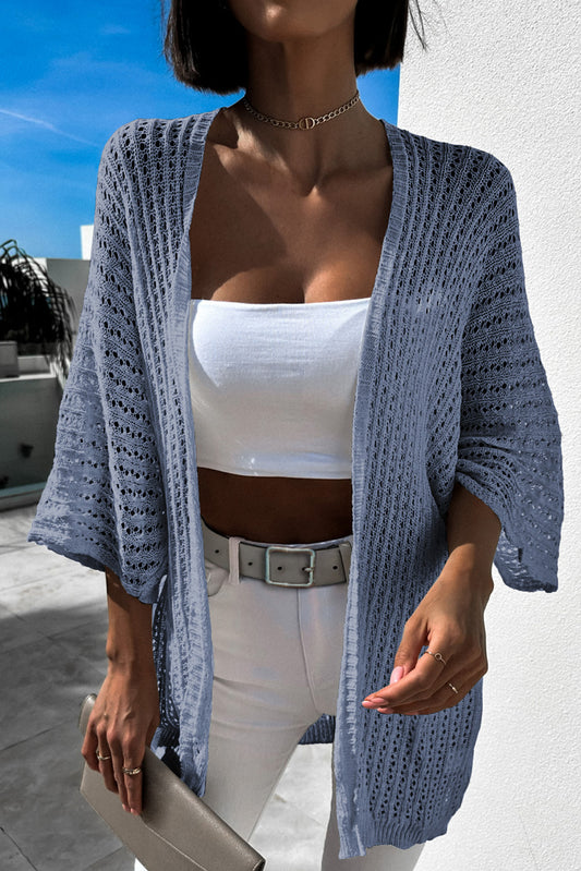 Himmelblauer strickcardigan mit hohlen armbändern an den ärmeln