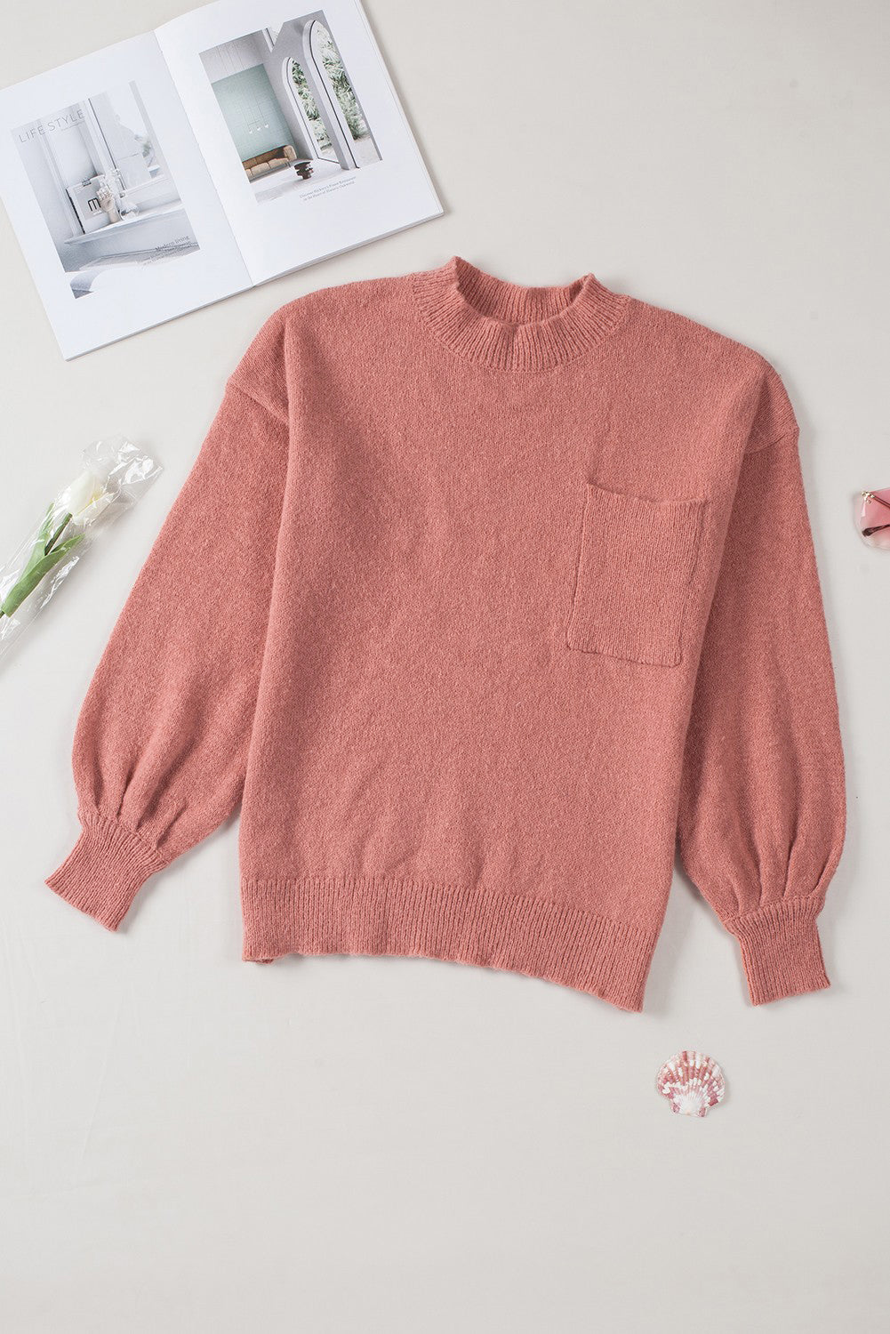 Unifarbener pullover mit puffärmeln und taschen