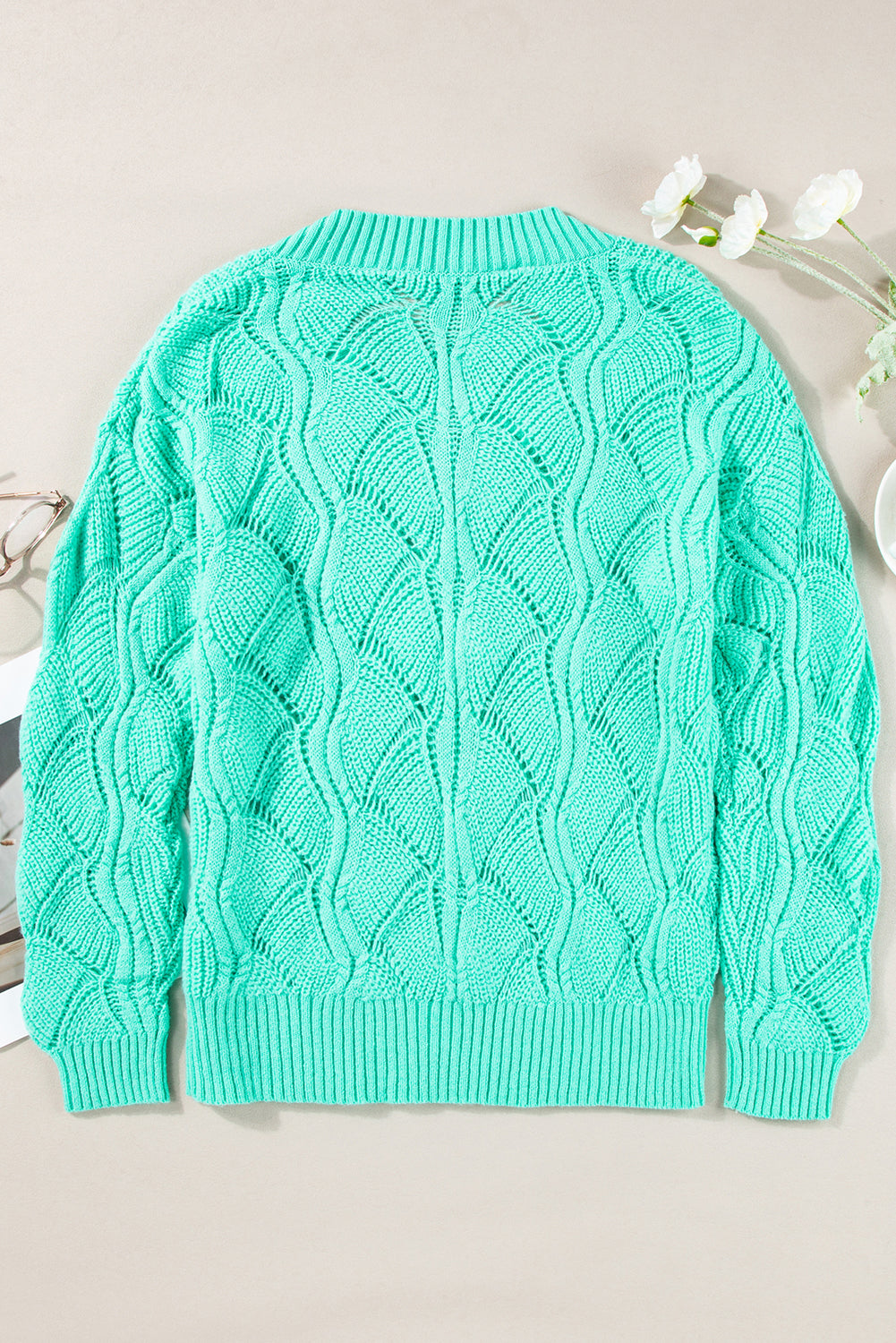 Mintgrüner strickpullover mit hohlem v-ausschnitt und tropfenschulter