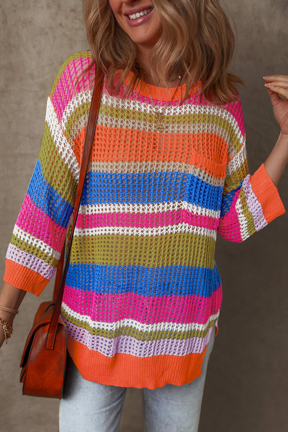 Orange gestreifter colorblock pullover mit 3/4-ärmeln aus gehäkeltem material